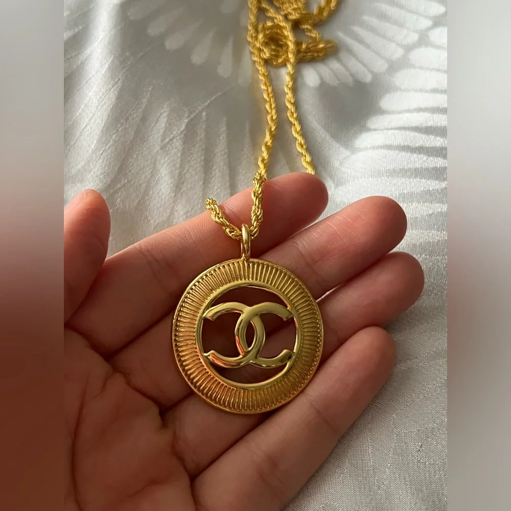 Large Vintage Round CC Chanel Necklace - Picture 11 of 11